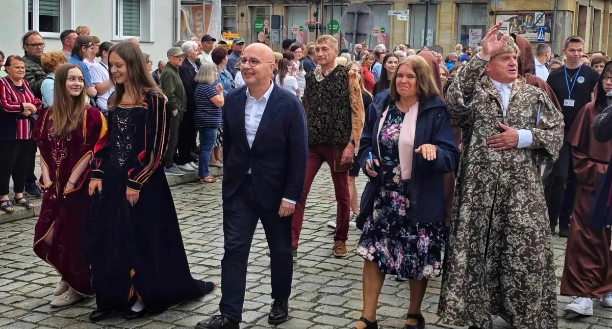 Zdjęcie: korowód otwierający Dni Chojnowa 2025 Fot.: tuLegnica.pl