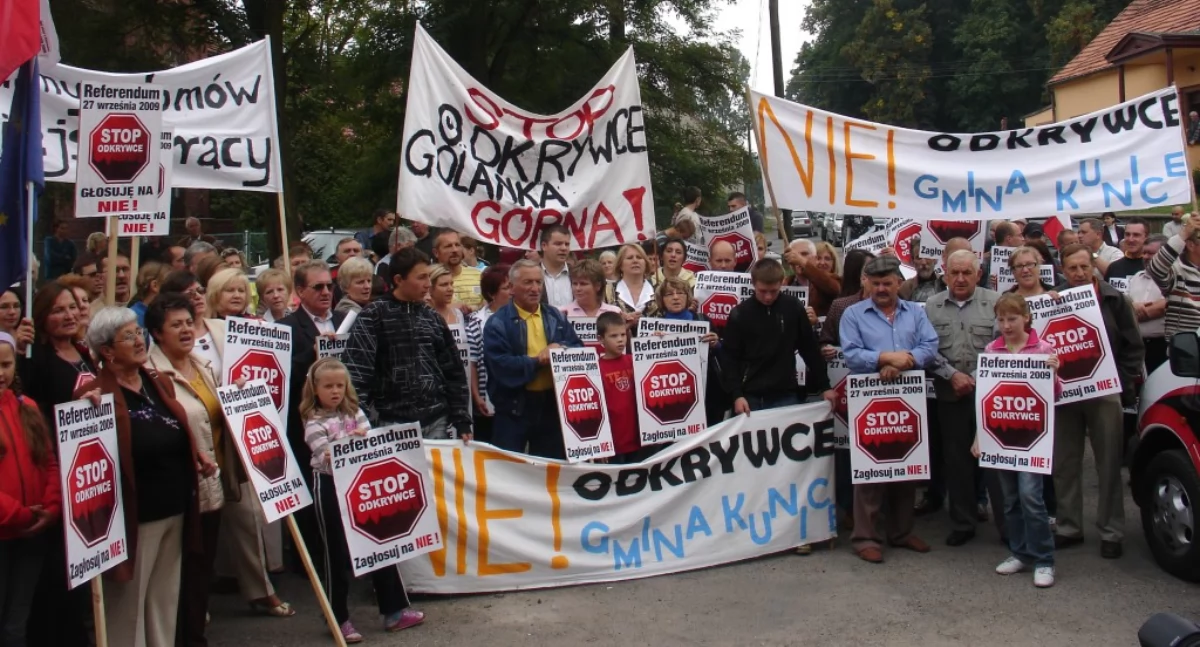 Zdjęcie: Miłoradzice, rok 2009, jeden z serii protestów przeciwko odkrywkowej kopalni węgla pod Legnicą. Fot. Fundacja Rozwój TAK - Odkrywki NIE.