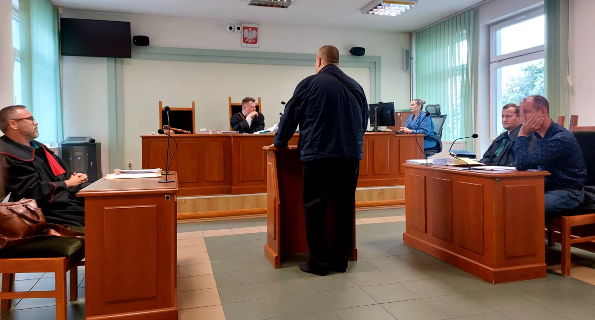 Zdjęcie: Sąd Rejonowy w Złotoryi, proces Jakuba B. Od lewej: prokurator Hubert Budkiewicz, sędzia Michał Darczuk, świadek Daniel Z., protokolantka Małgorzata Gliwa, obrońca Ernest Ziemianowicz, oskarżony Jakub B. Fot. Piotr Kanikowski