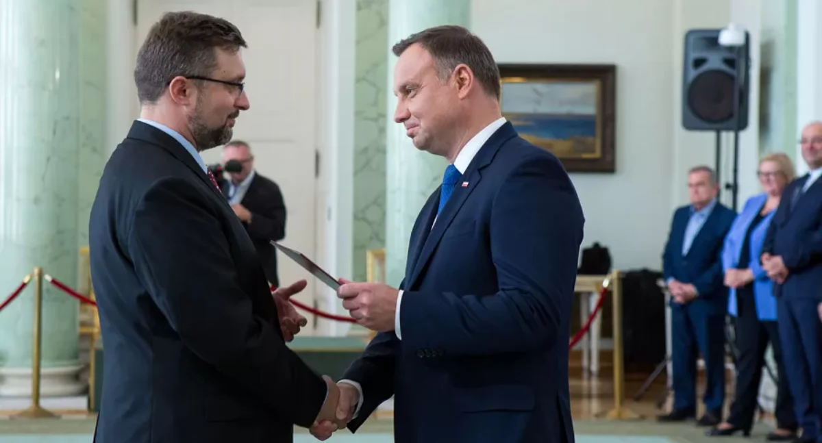 Zdjęcie: Wrzesień 2018 r, Konrad Wytrykowski (z lewej) odbiera nominację na stanowisko sędziego Sądu Najwyższego z rąk prezydenta Andrzeja Dudy. Fot. Eliza Radzikowska-Białobrzewska/ KPRP. Źródło: Prezydent.pl 