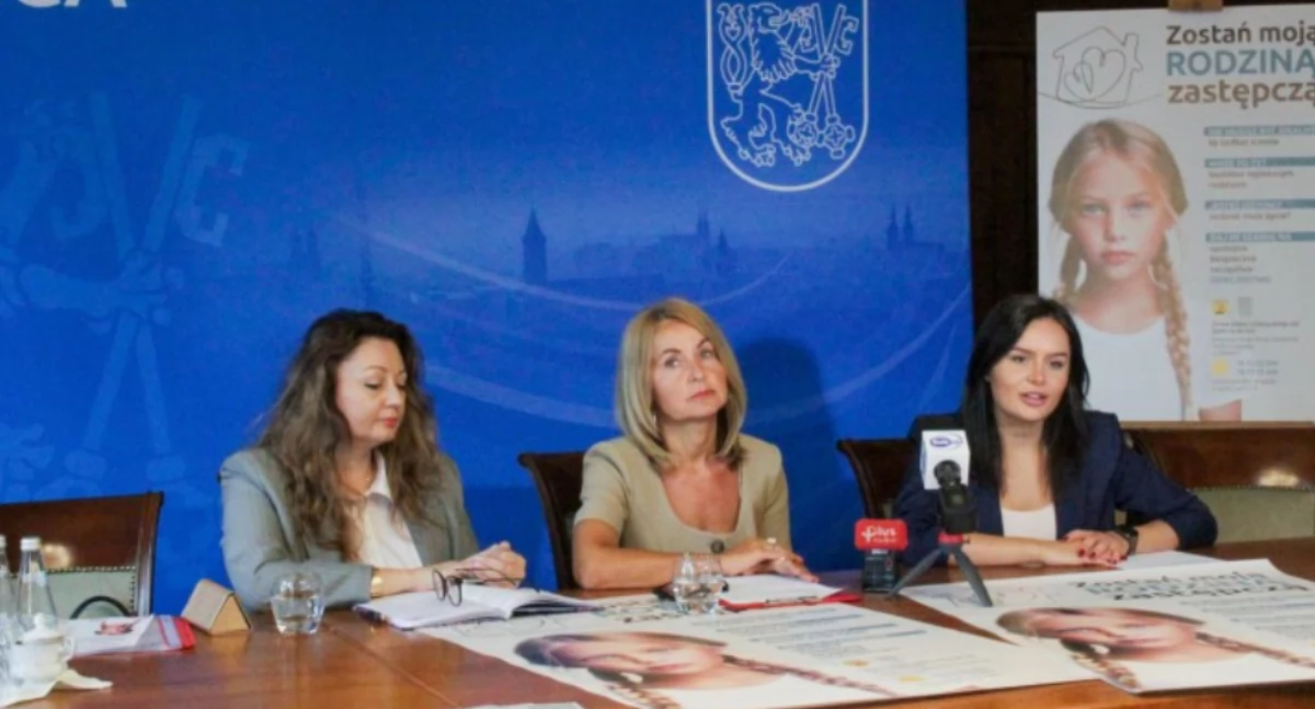 Zdjęcie: Aleksandra Krzeszewska – zastępca prezydenta miasta oraz Zyta Lorenc – zastępca dyrektora Miejskiego Ośrodka Pomocy Społecznej w Legnicy i Justyna Mirkowska – kierownik zespołu ds. pieczy zastępczej MOPS-u. Fot. Urząd Miasta w Legnicy