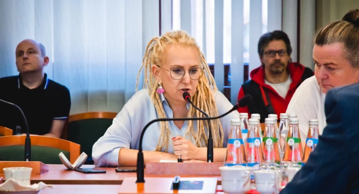 Zdjęcie: Sesja Rady miejskiej Legnicy, radna Katarzyna Odrowska (Klub Radnych Koalicji Obywatelskiej). Fot. Aga Jackiewicz