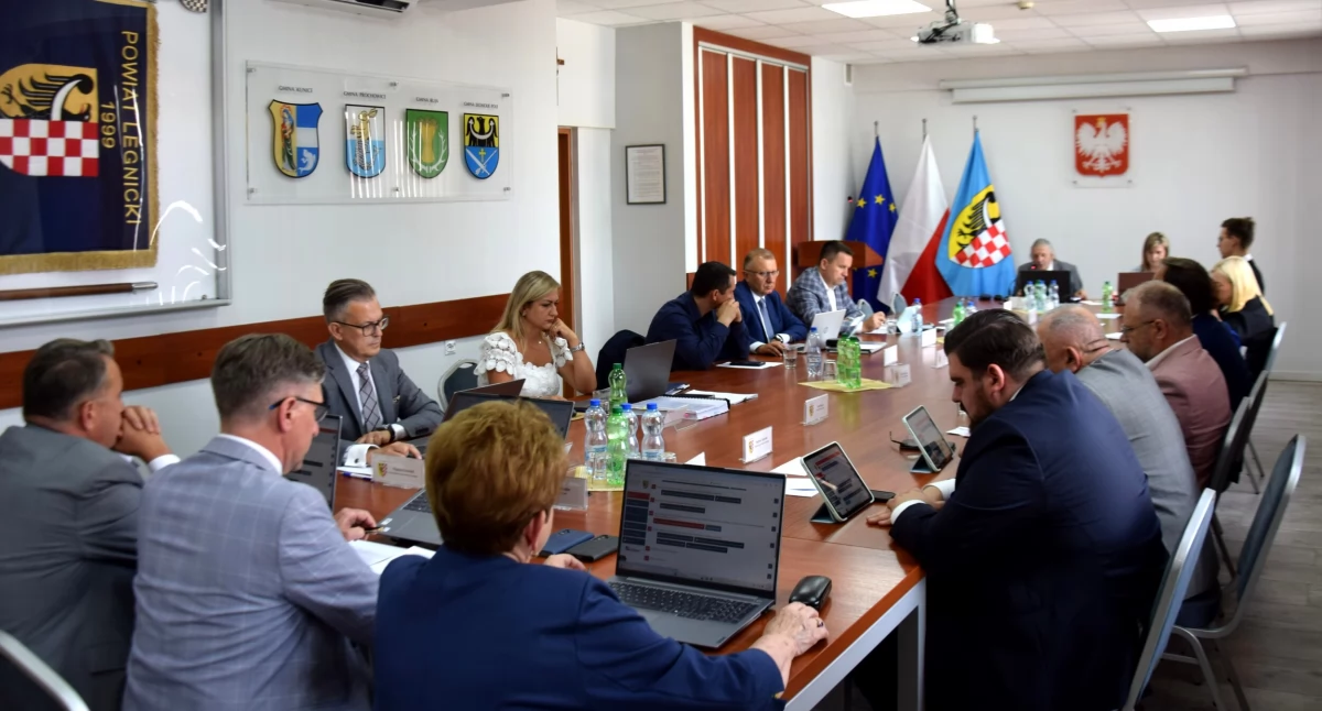 Zdjęcie: Sesja absolutoryjna w legnickim starostwie. Źródło: Starostwo Powiatowe w Legnicy