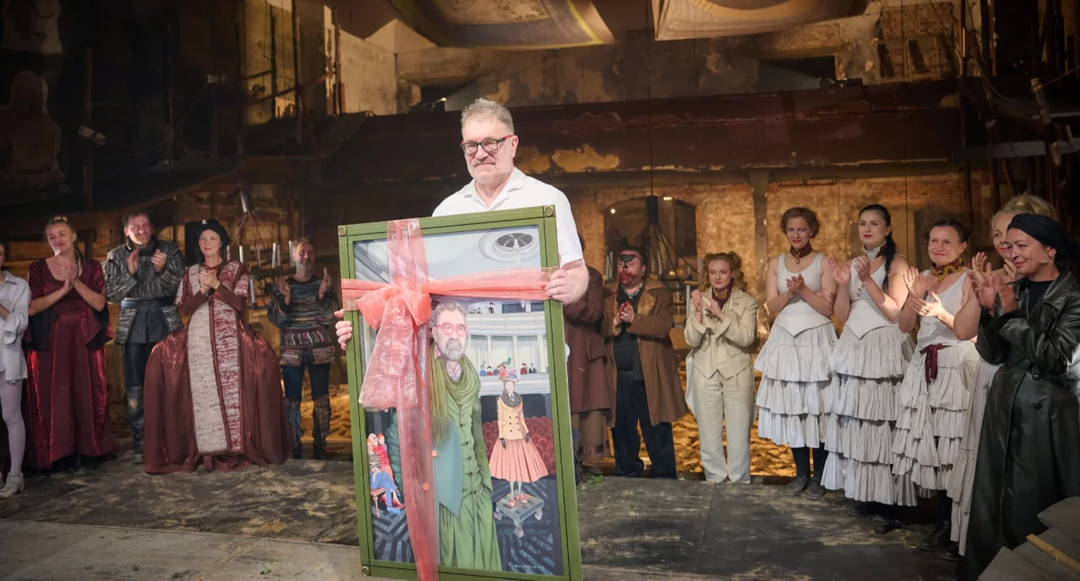 Zdjęcie: Jacek Głomb i aktorzy Teatru Modrzejewskiej po 