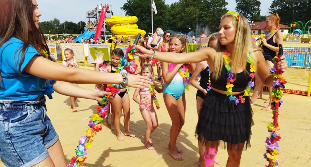 Zdjęcie: Hawajska zabawa w AquaFun latem 2024 r.. Fot. Letni Park Wodny AquaFun