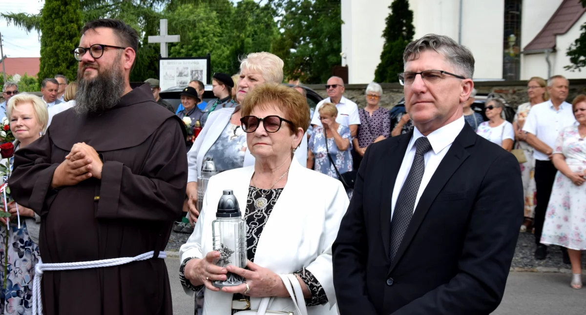 Zdjęcie: (od lewej) o. Tomasz Skibiński, wicestarosta legnicka Jadwiga Mazur, starosta legnicki Adam Babuśka. Fot. Starostwo Powiatowe w Legnicy