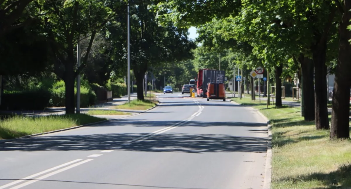 Zdjęcie: Al. Rzeczypospolitej. fot. Anna LangoOdbiory w zakresie robót drogowych na al. Rzeczypospolitej zakończone  Zakończyły się odbiory w zakresie robót drogowych na przebudowanej al. Rzeczypospolitej od ul. Kaczawskiej do ul. Legionów w Legnicy. Została wymieniona nawierzchnia jezdni, przebudowano chodniki, zatoki autobusowe, zbudowano ścieżki rowerowe. Ruch pojazdów na al. Rzeczypospolitej w obydwu kierunkach odbywał się już od grudnia ubr. Trwały jednak inne roboty. Po ich zakończeniu moż
