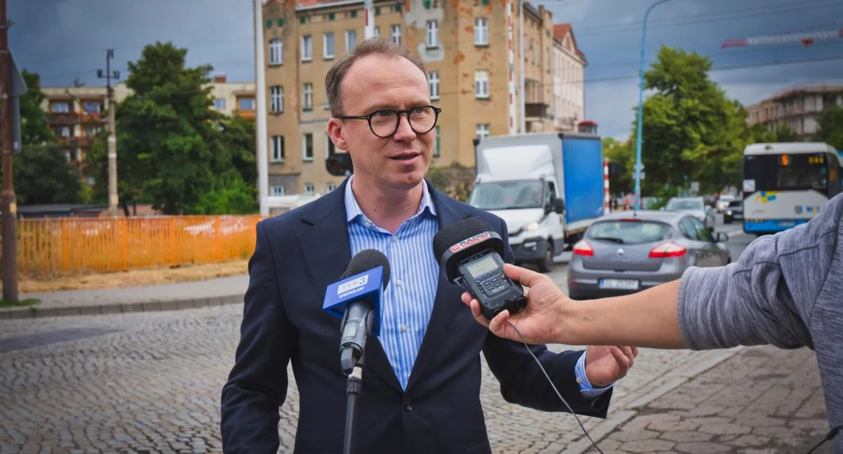 Zdjęcie: Prezydent Legnicy Maciej Kupaj przy przejeździe na ul. Chojnowskiej. Fot. Aga Jackiewicz