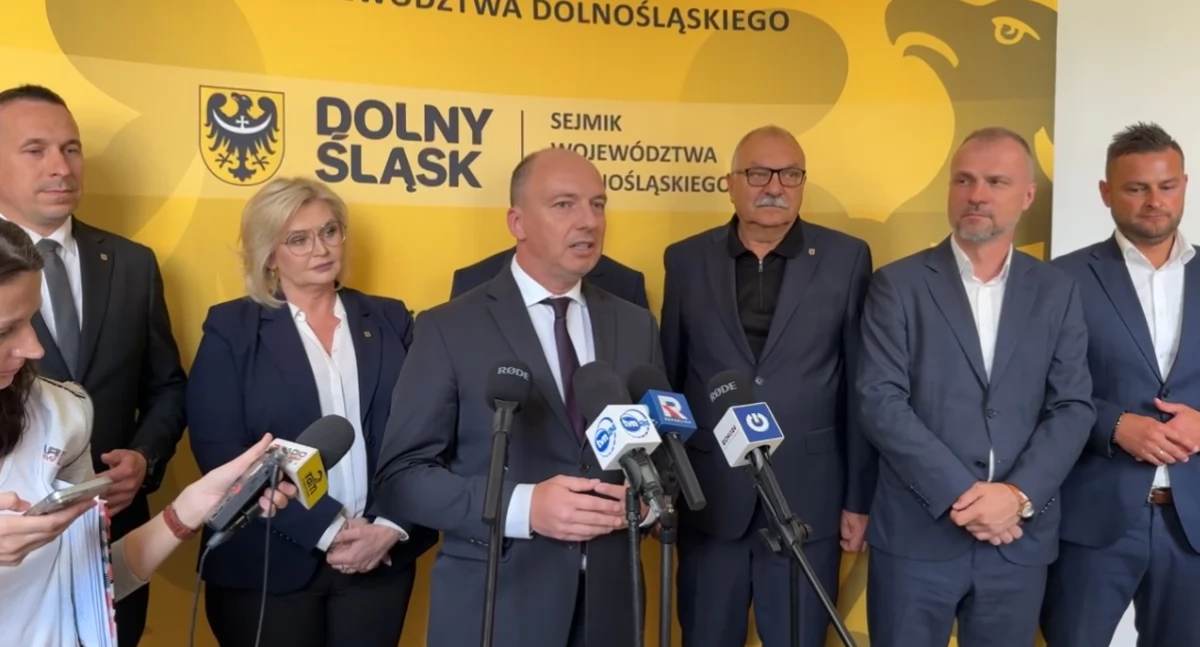 Zdjęcie: Przy mikrofonie Tymoteusz Myrda, przewodniczący Klubu radnych PSL-TD. W tle (od lewej) marszałek Dolnego Śląska Paweł Gancarz, dyrektorka Dolnośląskiego Ośrodka Polityki Społecznej Ewa Kisztelińska, wiceprzewodniczący klubu PSL-TD Cezary Przybylski, wicemarszałkowie Jarosław Rabczenko i Michał Rado. 