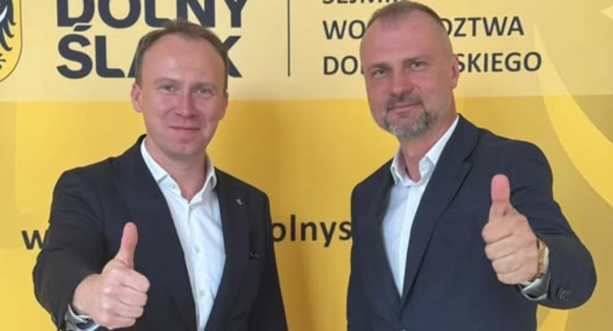Zdjęcie: Prezydent Legnicy Maciej Kupaj i radny sejmiku, członek zarządu województwa dolnośląskiego Jarosław Rabczenko. Źródło: Facebook/ Maciej Kupaj
