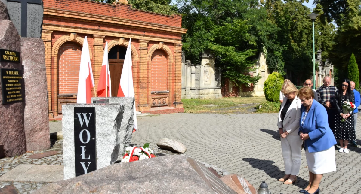 Zdjęcie: złożenie wiązanek pod pomnikiem Fot.: Starostwo Powiatowe