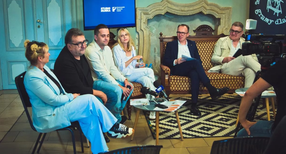 Zdjęcie: (od lewej) Małgorzata Bulanda, Jerzy Kapuściński, Jakub Radej, Maja Pankiewicz, Maciej Kupaj, Jacek Głomb podczas konferencji prasowej w Teatrze Modrzejewskiej. Fot. Aga Jackiewicz