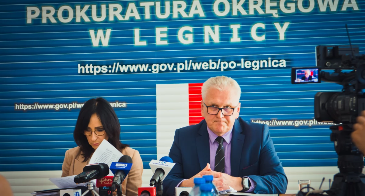 Zdjęcie: Prokurator Liliana Łukasiewicz, rzeczniczka prasowa Prokuratury Okręgowej w Legnicy i prokurator Adam Kurzydło, prokurator okręgowy w Legnicy. Fot. Aga Jackiewicz. 