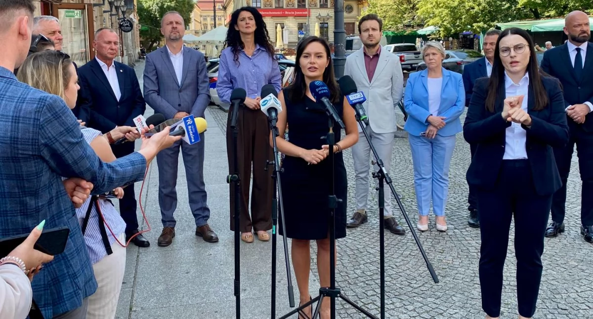 Zdjęcie: Zastępczyni prezydenta Legnicy Aleksandra Krzeszewska podczas konferencji prasowej we Wrocławiu. Źródło: Facebook/ Aleksandra Krzeszewska