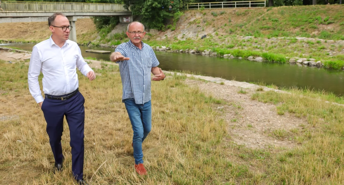 Zdjęcie: Wizja lokalna w terenie. Od lewej: Maciej Kupaj, prezydent Legnicy, i Krzysztof Strynkowski, prezes FOPiT GOBI. Źródło: Facebook/ Maciej Kupaj Prezydent Miasta Legnicy