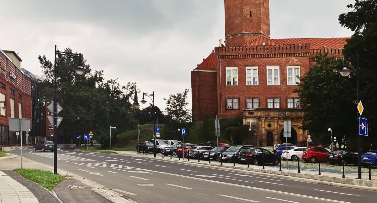 Zdjęcie: parking przy legnickim zamku  Fot.: Aga Jackiewicz