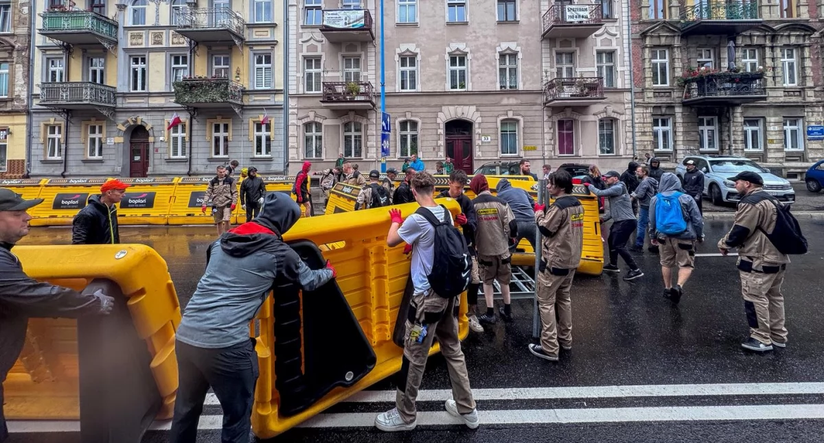 Zdjęcie: Budowa mety Tour de Pologne na ul. Piastowskiej w Legnicy. Źródło: Urząd Miasta w Legnicy