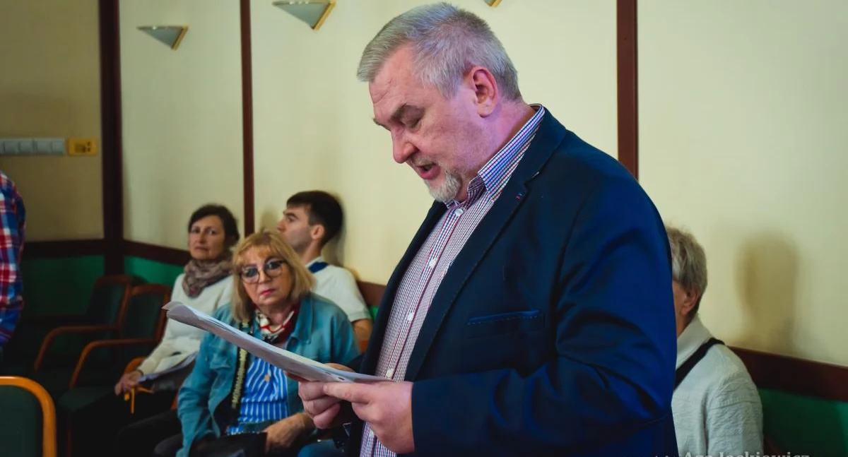 Zdjęcie: Kwiecień 2025 r., Robert Stachera - lider stowarzyszenia Narodowa Legnica - czyta swą petycję na sesji Rady Miejskiej Legnicy. Fot. Aga Jackiewicz