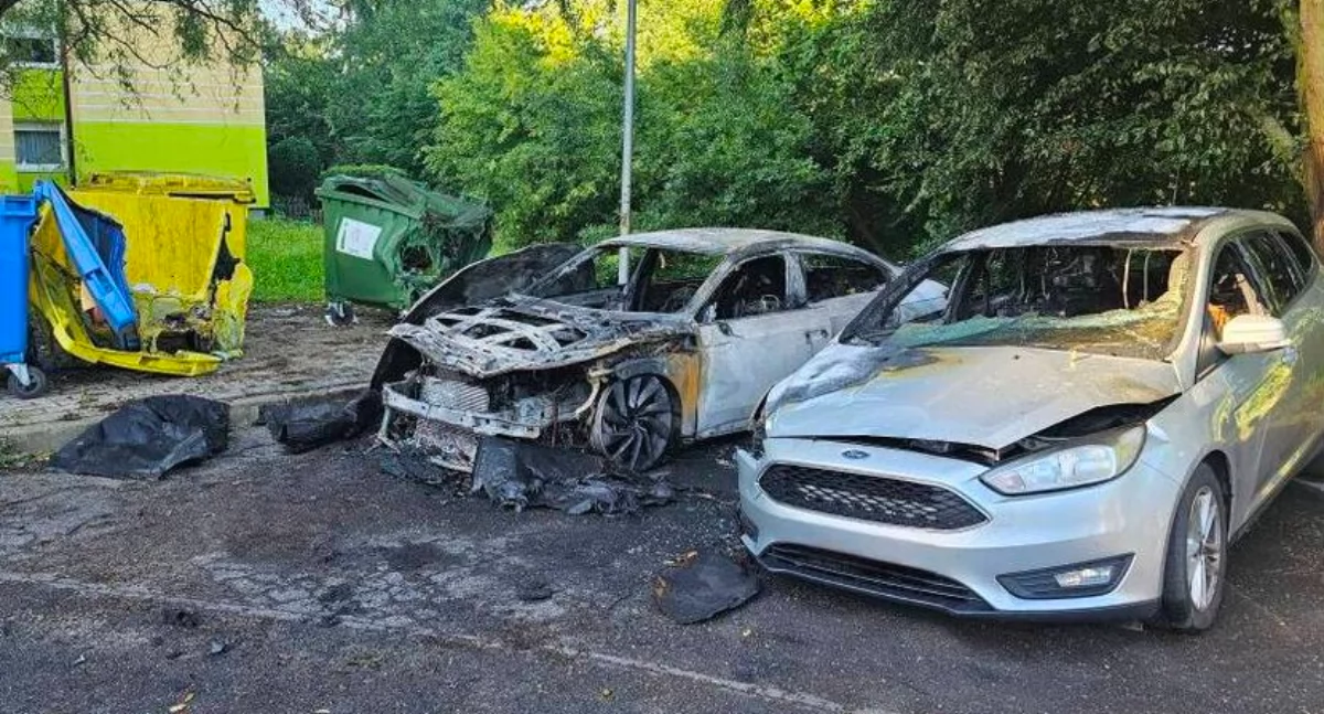 Zdjęcie: Spalone samochody i kontenery na osiedlu Nad Zalewem w Złotoryi. Fot. Komenda Powiatowa Policji w Złotoryi
