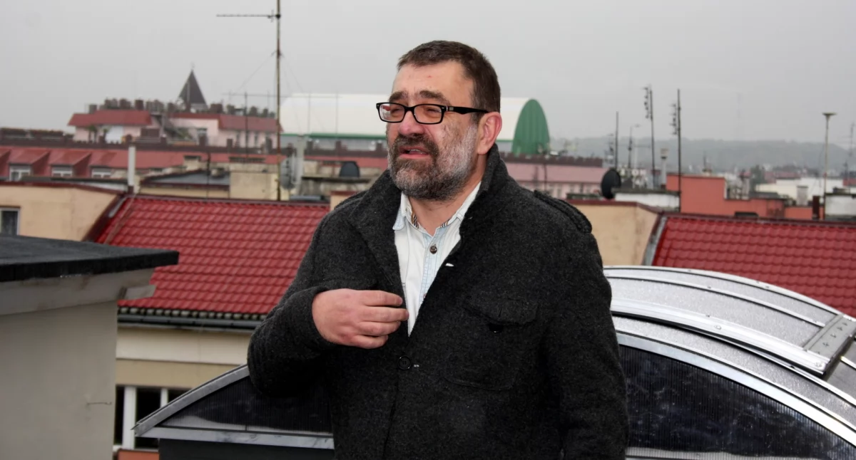 Zdjęcie: Październik 2015, Jacek Głomb na dachu Teatru Modrzejewskiej w Legnicy. Fot. Piotr Kanikowski