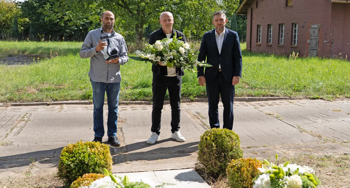 Zdjęcie: Paweł Gambal, kierownik Zakładu Produkcji Wody Sylwester Kamosz oraz Bartosz Kawiorski składają wieniec Fot.: LPWiK