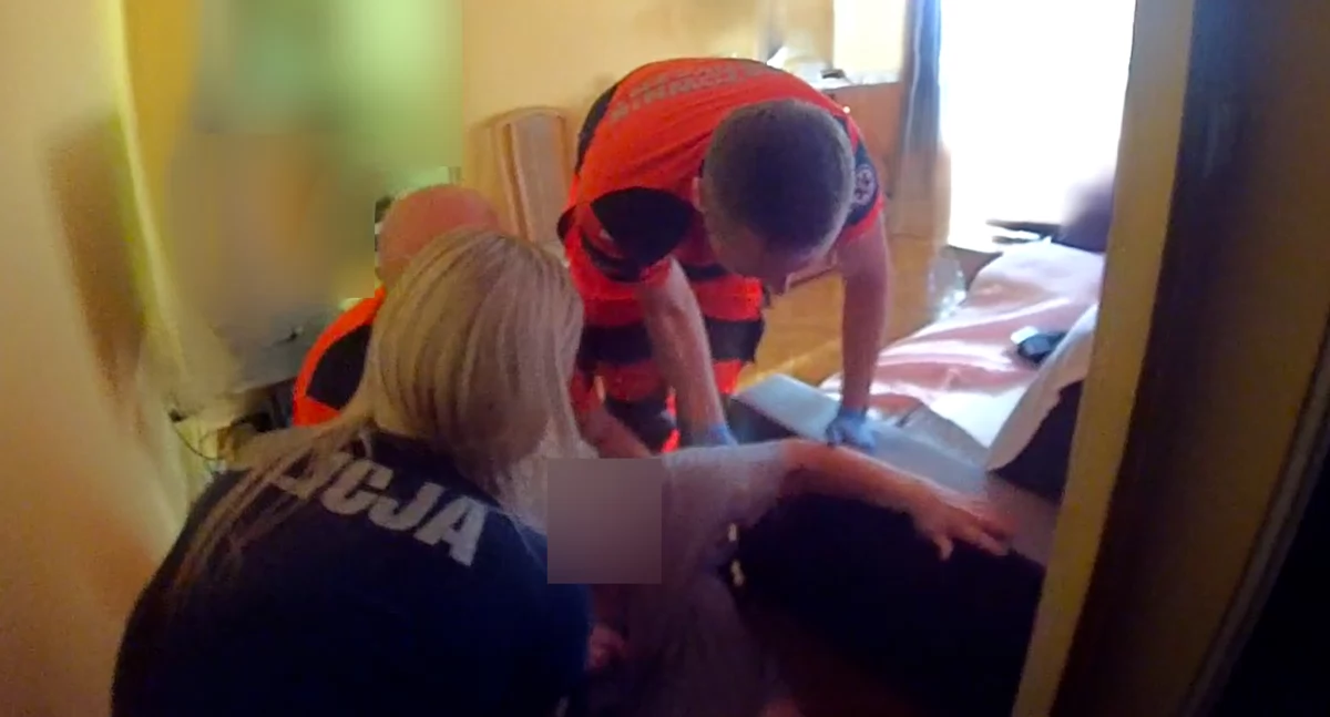 Zdjęcie: Policjanci i ratownicy udzielają pomocy starszej pani. Fot. Komenda Miejska Policji w Legnicy