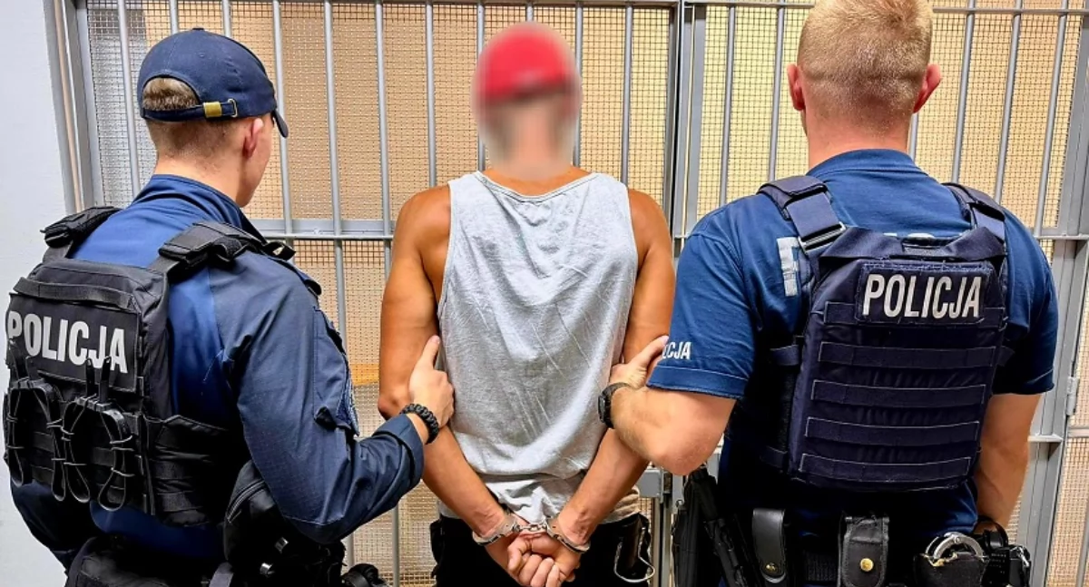 Zdjęcie: Policjanci z zatrzymanym 33-latkiem. Fot. Komenda Powiatowa Policji w Jaworze