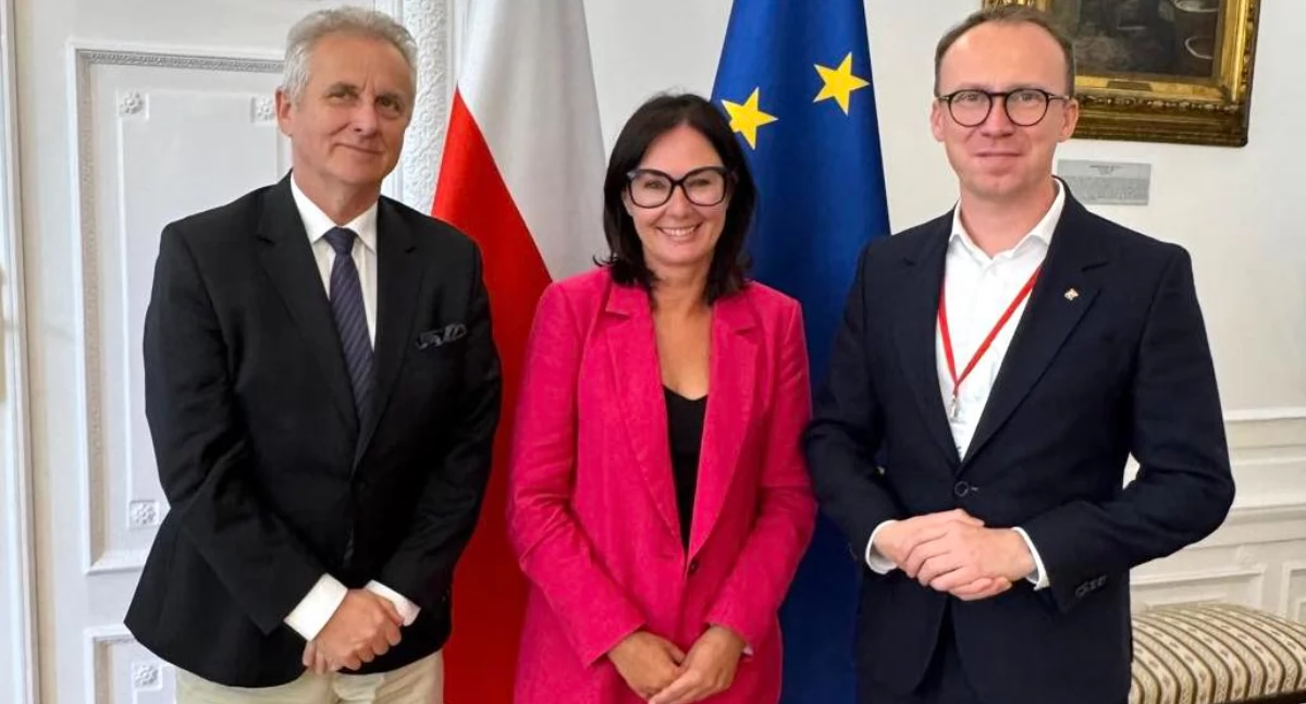 Zdjęcie: (od lewej) wiceminister kultury Sławomir Rogowski, Agnieszka Hejduk-Domańskiej z Departamentu Szkolnictwa Artystycznego oraz prezydent Legnicy Maciej Kupaj. Źródło: Facebook/ Maciej Kupaj - Prezydent Miasta Legnicy