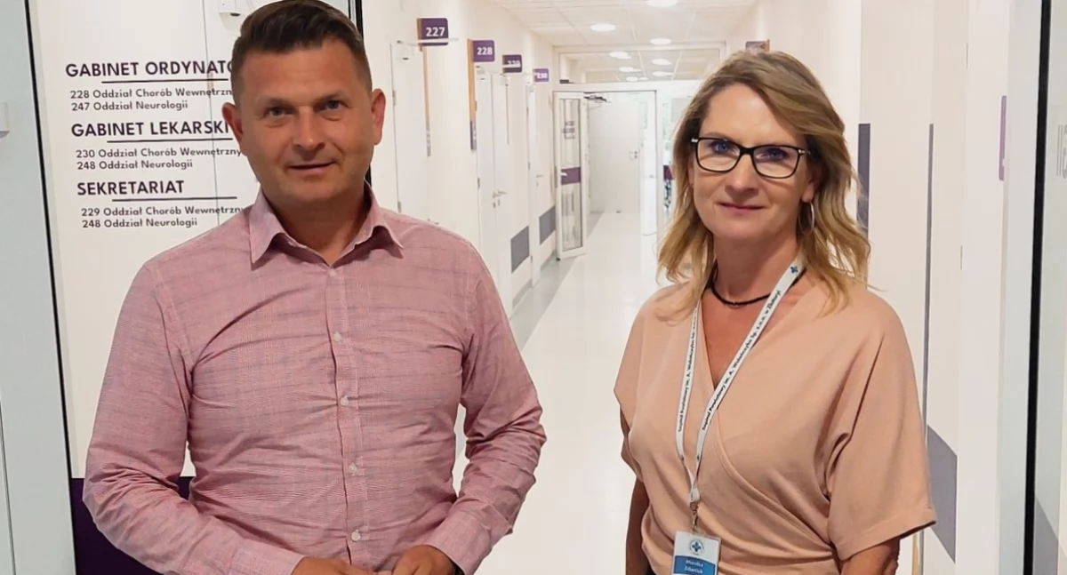 Zdjęcie: Starosta złotoryjski Rafał Miara i Monika Zdaniuk, prezes spółki Szpital Powiatowy im. A. Wolańczyka w Złotoryi. Źródło: Facebook/ Powiat Złotoryjski