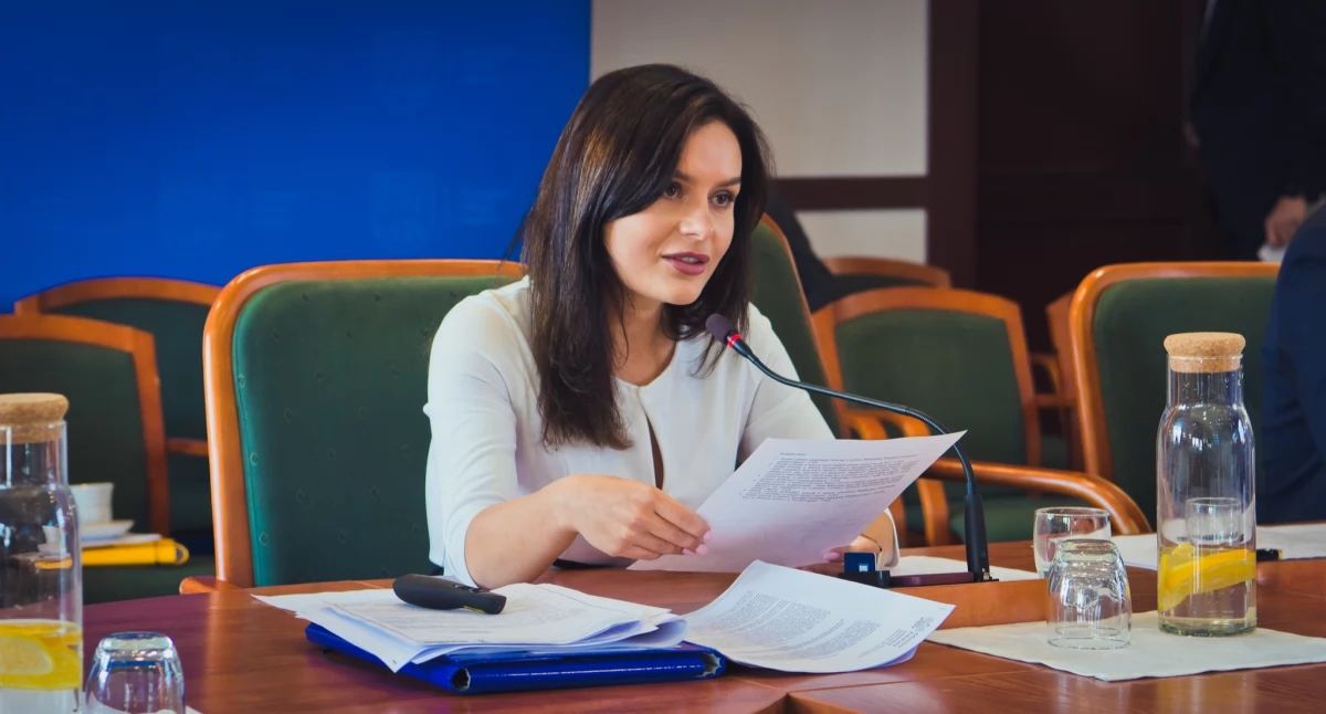 Zdjęcie: Wiceprezydent Legnicy Aleksandra Krzeszewska podczas sesji Rady Miejskiej Legnicy. Fot. Aga Jackiewicz