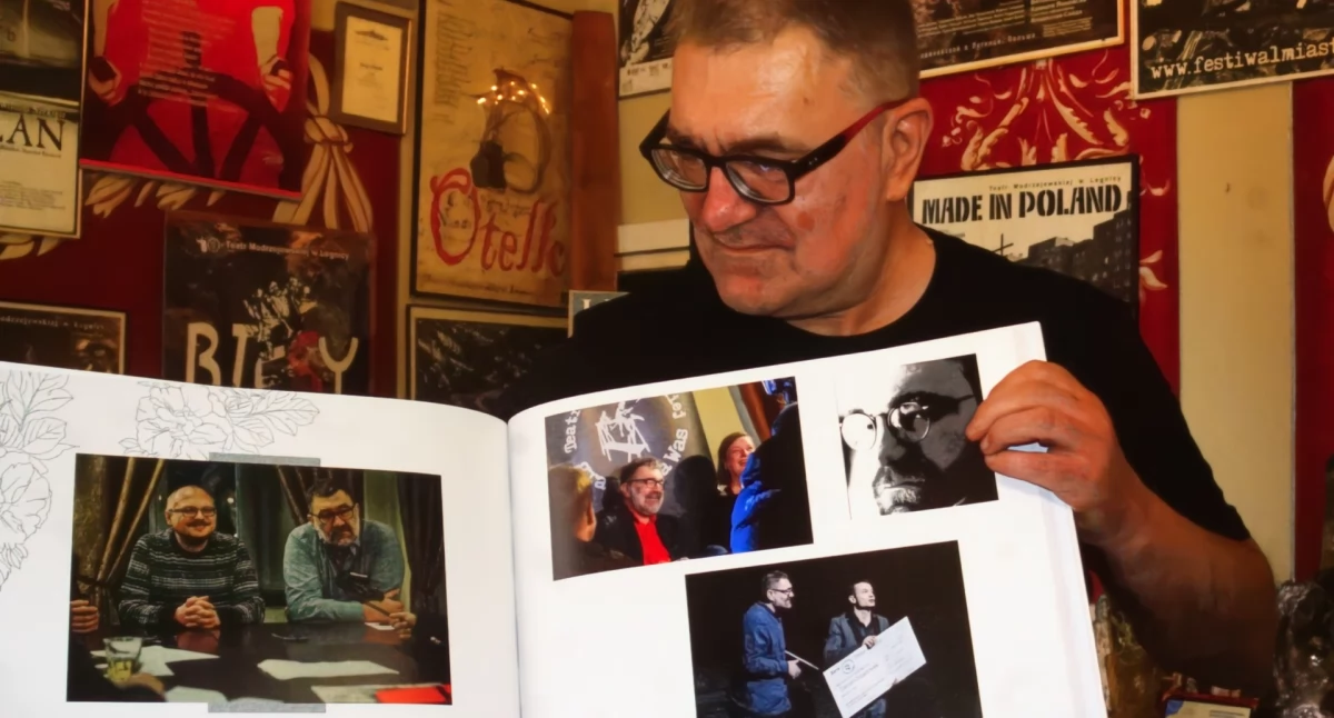 Zdjęcie: Jacek Głomb z pożegnalnym albumem od Marioli Hotiuk. Fot. Piotr Kanikowski