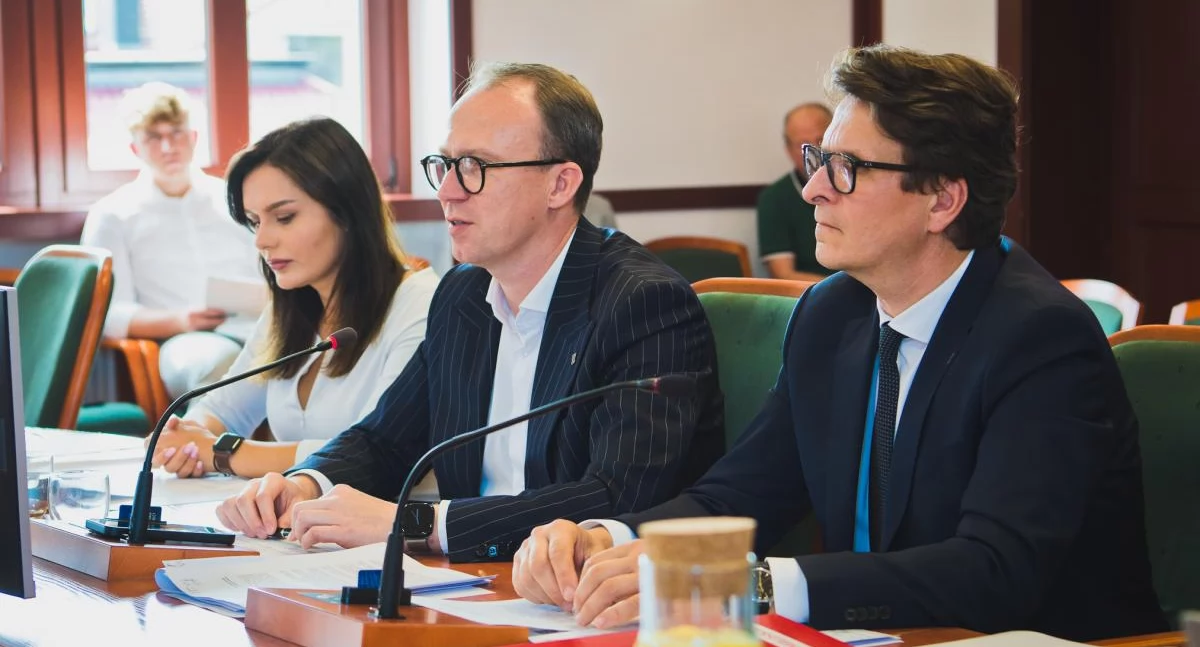 Zdjęcie: (od lewej) wiceprezydent Legnicy Aleksandra Krzeszewska, prezydent Maciej Kupaj, wiceprezydent Jacek Baszczyk. Fot. Aga Jackieiwcz