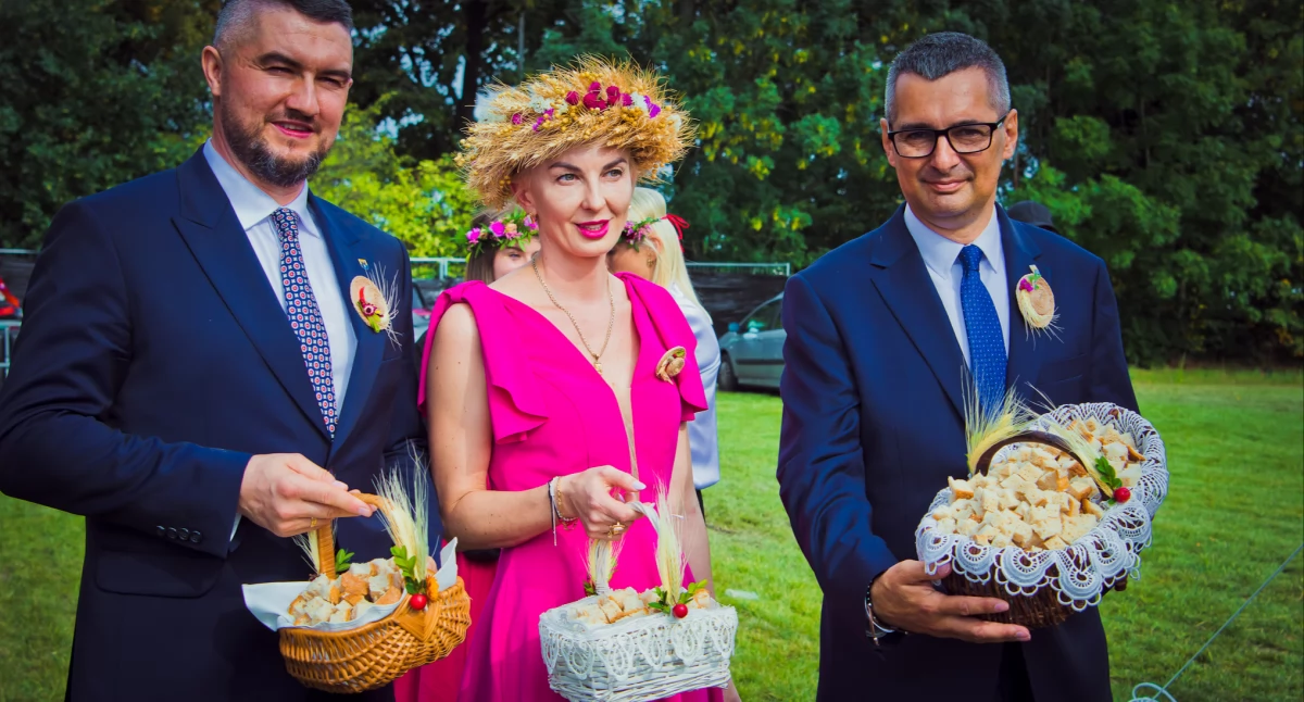 Zdjęcie: Starości Dożynek i Wójt Gminy Legnickie Pole Rafał Plezia Fot.: Aga Jackiewicz