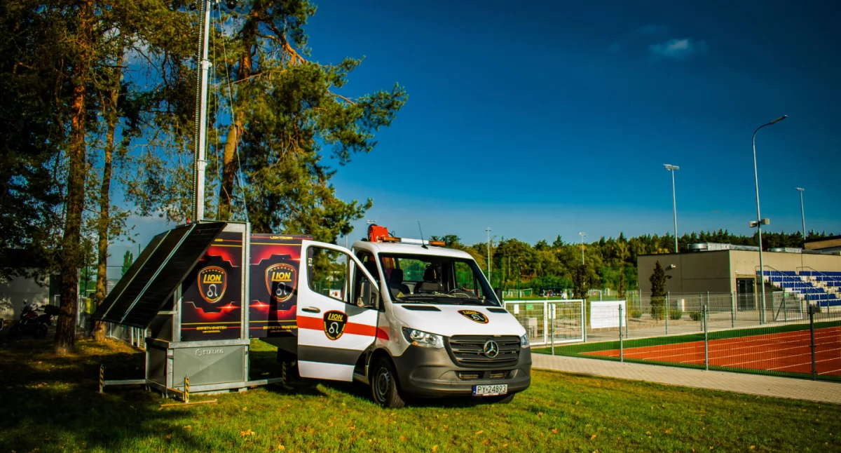 Po godzinach, Mobilne wieże monitoringu przyszłość bezpieczeństwa budowach imprezach terenach otwartych - zdjęcie, fotografia