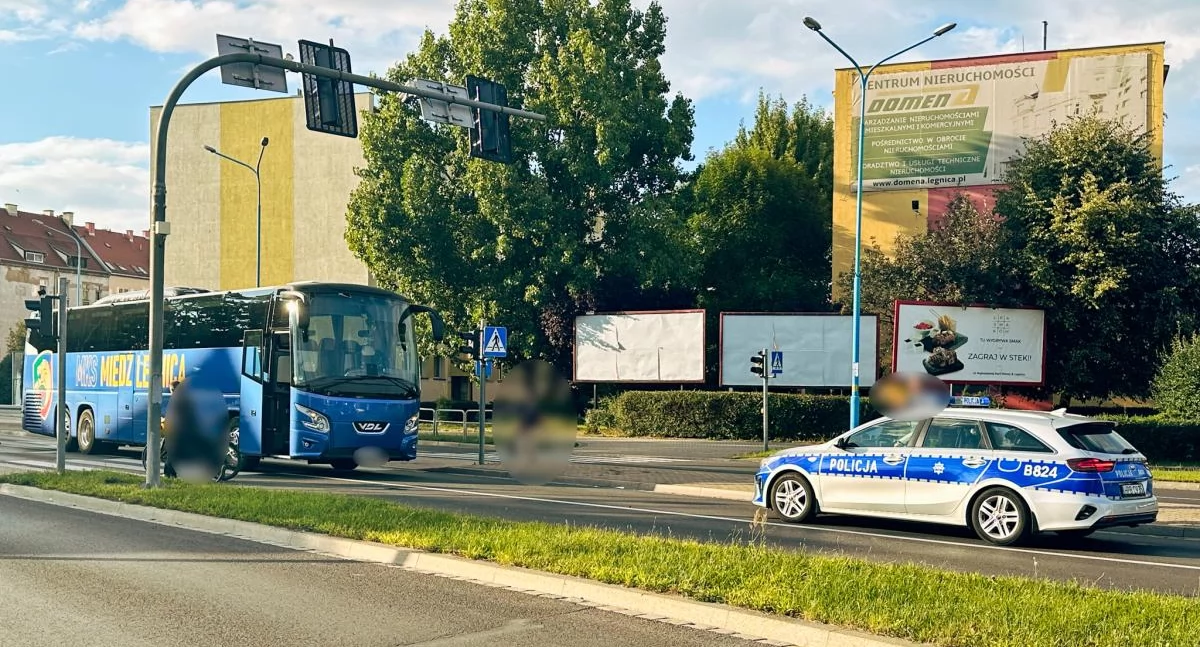 Zdjęcie: autobus i radiowóz na skrzyżowaniu w Legnicy, gdzie doszło do potrącenia pieszego Fot.: Gabriel Jaz