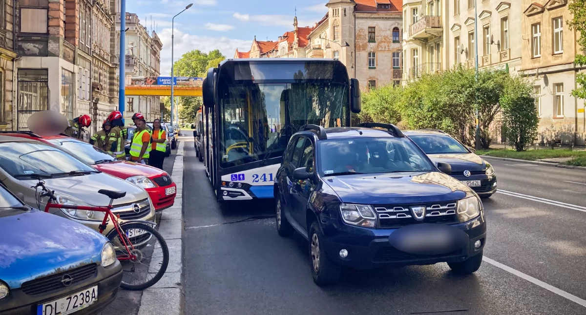Zdjęcie: kolizja autobusu i osobówki na Piastowskiej Fot.: Aga Jackiewicz
