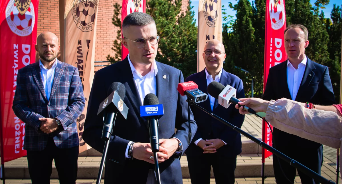 Zdjęcie: prezes DZPN Łukasz Czajkowski, drugi plan od lewej: Grzegorz Styrkowiec, wiceprezes Fundacji KGHM., sekretarz stanu w Ministerstwie Aktywów Państwowych Robert Kropiwnicki, Maciej Kupaj, Prezydent Miasta Legnica Fot.: Aga Jackiewicz