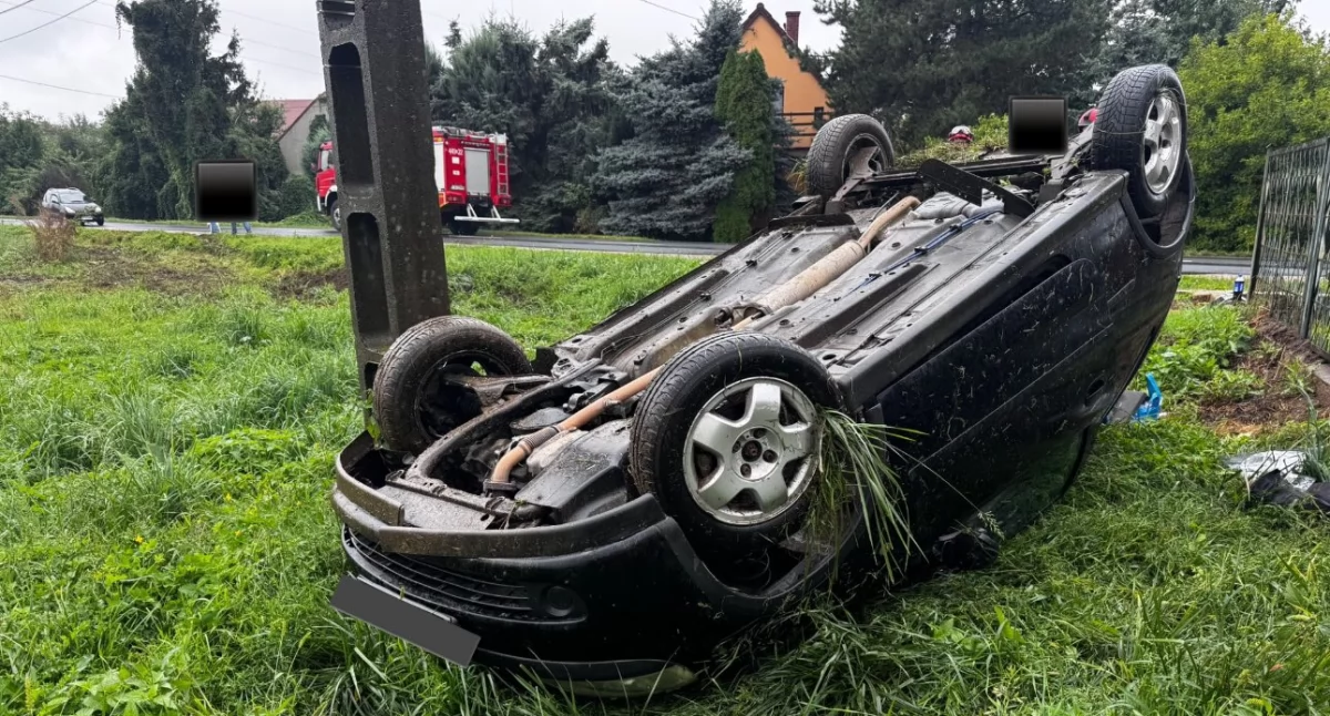 Wydarzenia, Ślisko drogach dachował Jaworze - zdjęcie, fotografia