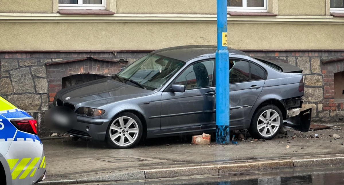 Zdjęcie: zakleszczone auto  Fot.: Gabriel Jaz