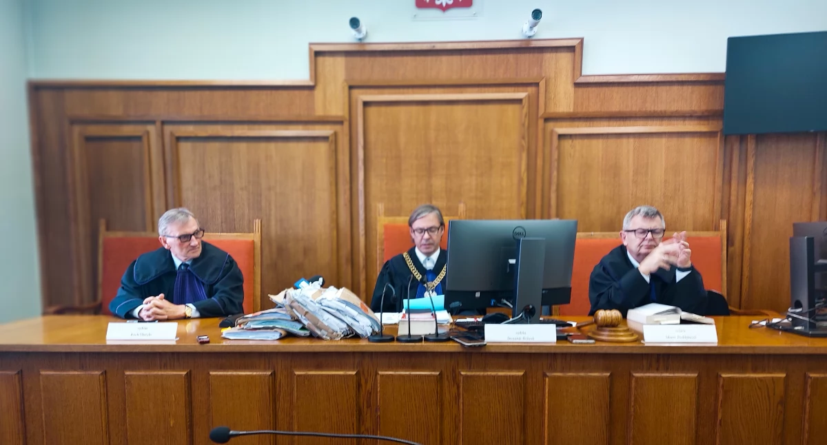 Zdjęcie: Odczytanie wyroku w Sądzie Okręgowym w Legnicy. Od lewej siedzą sędziowie Lech Mużyło, Dominik Bobrek, Marek Poddębiak.  Fot.: Piotr Kanikowski