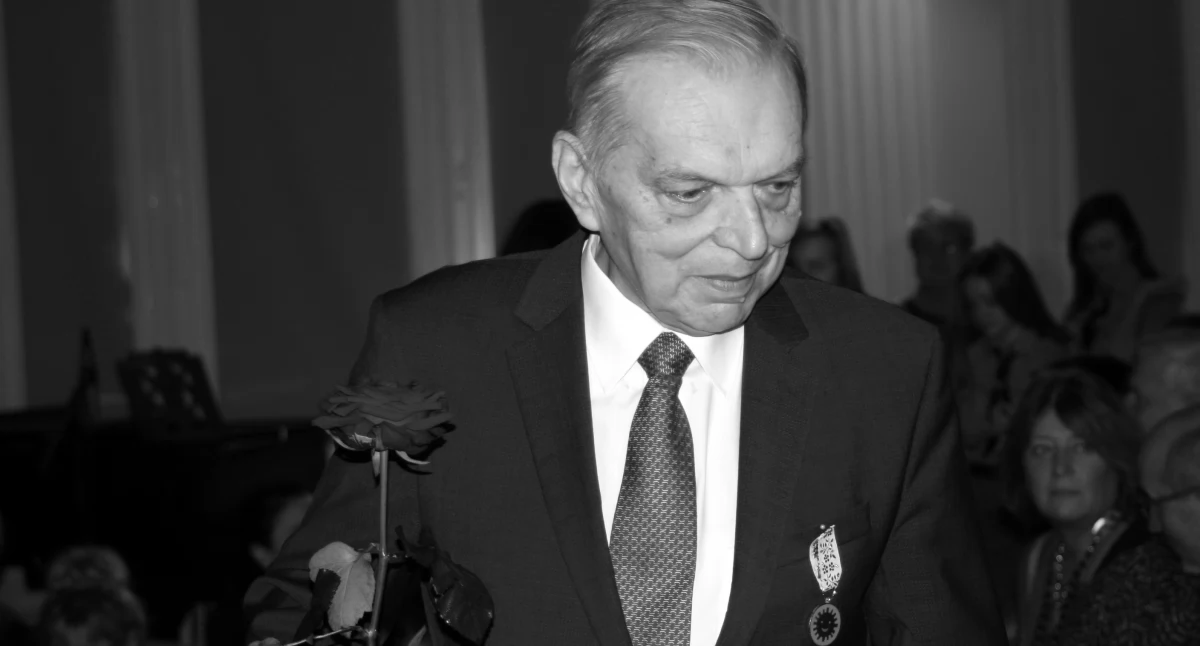 Zdjęcie: Kazimierz Pleśniak z Orderem Uśmiechu przyznanym przez dzieci, którym poświęcił swe życie. Fot. Piotr Kanikowski