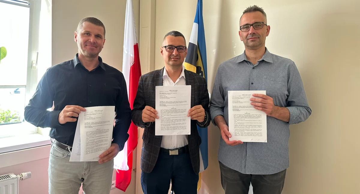 Zdjęcie: podpisanie umowy Fot.: GOKiS