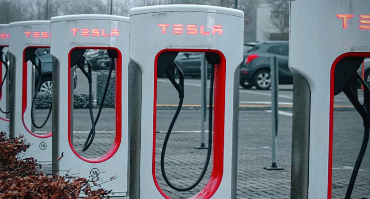 Zdjęcie ilustracyjne, stacja ładowania Tesla. Fot Pexels