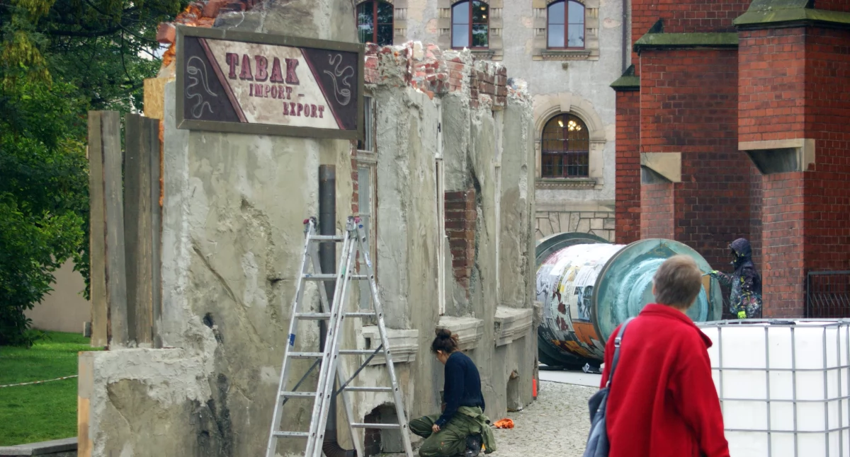 Zdjęcie: Budowa scenografii do filmu Pawła Pawlikowskiego. Fot. Piotr Kanikowski
