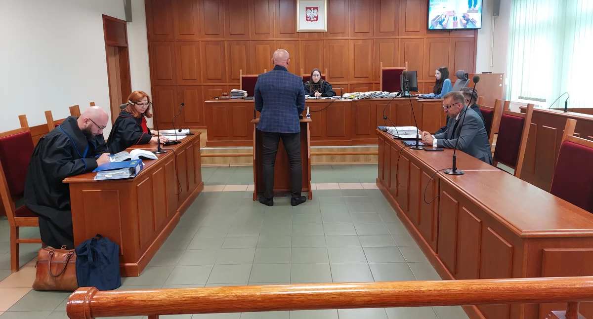 Zdjęcie: Sąd Rejonowy w Złotoryi, proces Adama K. Przy mównicy dla świadków dyrektor z zakładu EkoPartner w Lubinie. Fot. Piotr Kanikowski