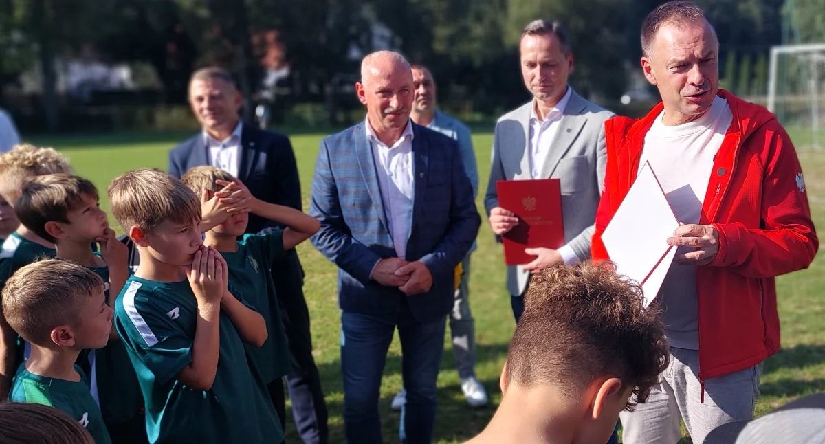 Zdjęcie: Wiceminister sportu Piotr Borys z wychowankami Górnika Złotoryja. Na drugim planie (od lewej) wicewojewoda dolnośląski Artur Jurkowski, wójt gminy Złotoryja Jan Tymczyszyn, burmistrz miasta Złotoryja Paweł Kulig. Fot. Piotr Kanikowski