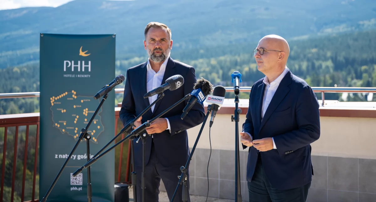 Zdjęcie:(od lewej) Rafał Kincer, prezes Polskiego Holdingu Hotelowego, oraz Robert Kropiwnicki, sekretarz stanu w Ministerstwie Aktywów Państwowych. Źródło: MAP