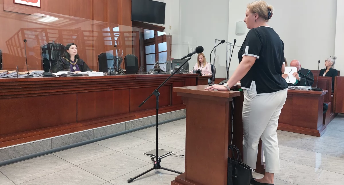 Zdjęcie: Powiatowa lekarz weterynarii w Legnicy Barbara Małecka-Salwach słuchana jako świadek w procesie przed Sądem Rejonowym w Legnicy. Za stołem sędziowskim sędzia Małgorzata Piotrowska. W ławie oskarżonych widoczna Henryka Z. Fot. Piotr Kanikowski