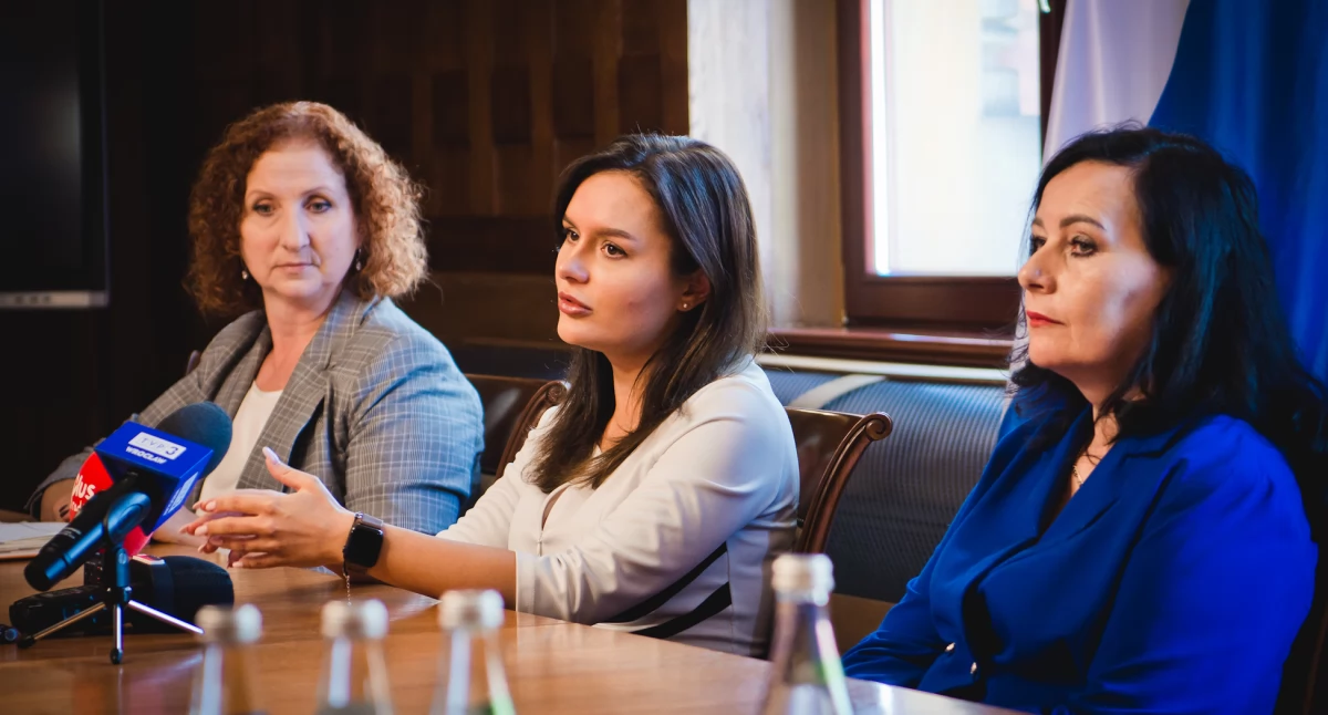 Zdjęcie: (w środku) Zastępca Prezydenta Miasta Legnicy, Aleksandra Krzeszewska, (po prawej) Magdalena Rygiel, dyrektor Wydziału Aktywności Lokalnej i Promocji Miasta, (po lewej) dyrektor MCK Agnieszka Socha Fot.: Aga Jackiewicz
