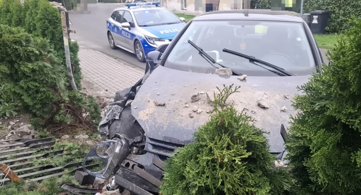 Zdjęcie: Kierująca wjechała samochodem w dom. Fot. Komenda Miejska Policji w Legnicy